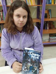 Patrycja i jej pierwsza książka w tym roku szkolnym pt. "Czarny młyn".