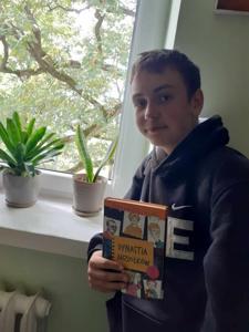 Dominik i jego pierwsza książka pt. " Dynastia Miziołków".