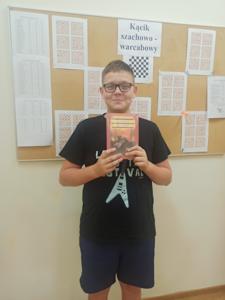 Filip prezentuje książkę wypożyczoną z biblioteki pt. "Pan Tadeusz. "