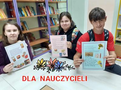 Uczniowie prezentują wykonane kartki dla Nauczycieli. 