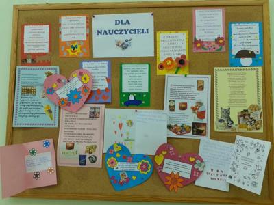 Tablica umieszczona w pokoju nauczycielskim, na której prezentują się kartki wykonane przez uczniów, dla Nauczycieli. 