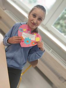 Ola prezentuje swoje serduszko ozdobione kwiatami. 