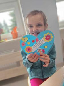 Edytka trzyma kartkę dla Pani. 