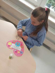 Ola ozdabia serduszko dla Pani. 