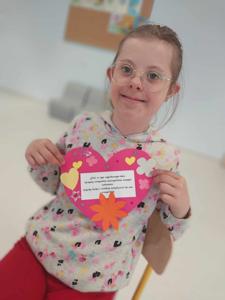 Milenka prezentuje piękne serce dla wszystkich Nauczycieli.