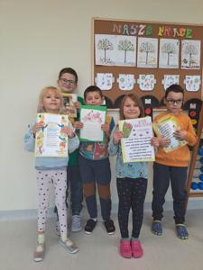 Uczniowie prezentują kartki dla nauczycieli.