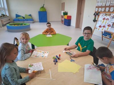 Uczniowie kl 1 wykonują kartki dla nauczycieli. 