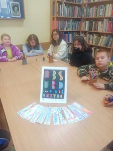 Uczniowie naszej szkoły podczas zajęć bibliotecznych. 