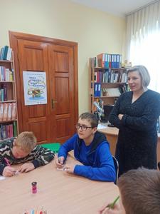 Pani bibliotekarka podziwia zakładki wykonane przez dzieci. 