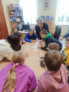 Pani bibliotekarka rozdaje zakładki. 