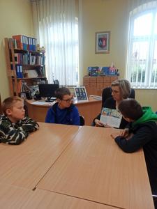  Pani bibliotekarka czyta dzieciom powieść detektywistyczna pt. " Operacja zjawa".