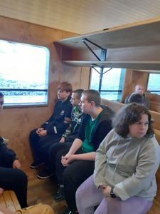 Grupa uczniów w pociągu.