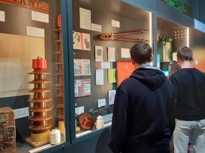 Uczniowie przed wystawą w muzeum.