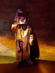 Kuba w stroju ochronnym hutnika.