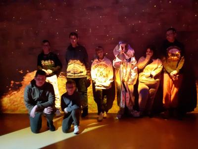 Grupa uczniów w piecu hutniczym.