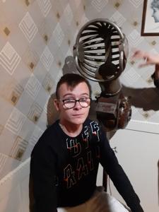 Kacper w zakładzie fryzjerskim.