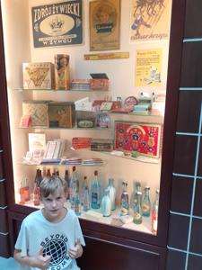 Kuba przed gablotą z materiałami różnymi.