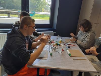 Antek, Patrycja i Kacper na zajęciach warsztatowych.