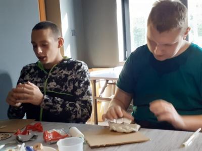 Oliwier i Krystian uczestniczą w zajęciach warsztatowych.