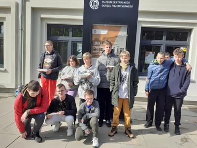  Grupa uczniów przed Muzeum COP w Stalowej Woli.