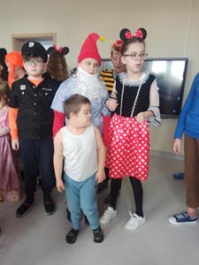 Szczęśliwy Krzyś z policjantem, myszką Mickey i Papą smerfem 