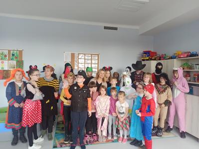 Oddział przedszkolny z postaciami bajkowymi. 
