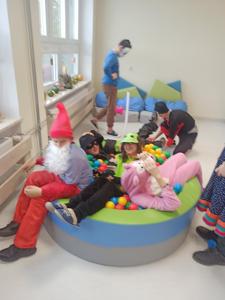 Bajkowe postacie się relaksują w piłeczkowym basenie