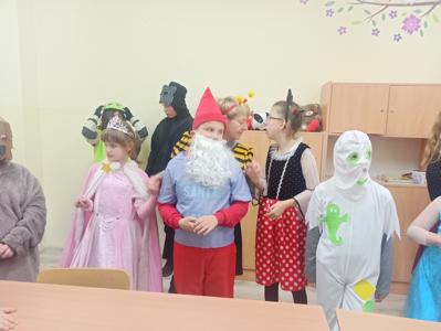 Przebrani uczniowie pozują do zdjęcia. 