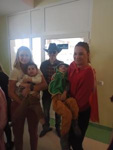 Dzieci z OREWÓW również wzięli udział w tym wyjątkowym dniu. W tle Pan Tadeusz. 