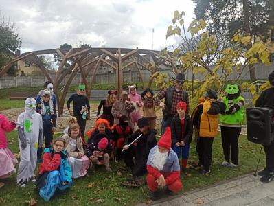 Zdjęcie grupowe obok amfiteatru