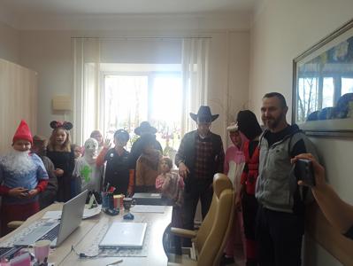 Jest i Pan psycholog. Zdjęcie grupowe z postaciami bajkowymi.