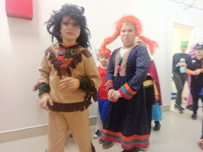 Tadeusz jako indianin i Dawid jako Pipi Langstrumpf