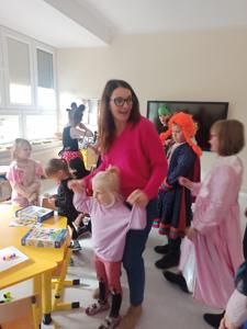 Z wizytą w przedszkolu. Na zdjęciu Pani Agnieszka z oddziałem oraz przebrani uczniowie