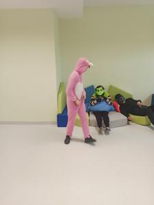 Różowa Pantera wspiera swoich zmęczonych rówieśników 