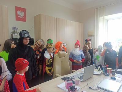 Na zdjęciu przebrani uczniowie z Panią Basią, księgową.