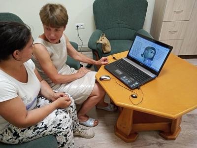 Uczennica ogląda film edukacyjny: "Daj upust emocjom"