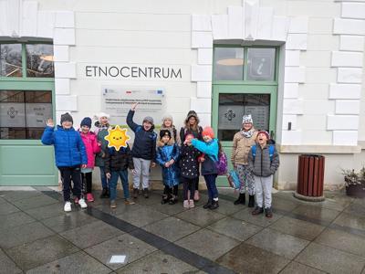 Uczestnicy przed budynkiem Etnocentrum Ziemii Krośnieńskiej.