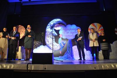 Przewodnicząca jury ogłasza wyniki konkursu. 