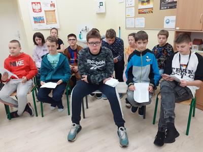 Grupa uczniów oczekujących na konkurs.