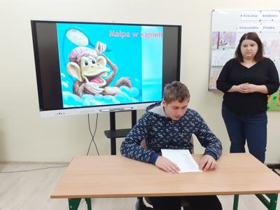 Alan czyta wiersz " Małpa w kąpieli".