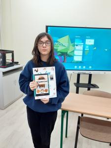 Gabrysia pokazuje nagrody za zajęcie II miejsca.