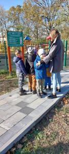 Zadanie z października- „Kicia Kocia na placu zabaw”. Zapoznanie dzieci z regulaminem placu zabaw, wspólna zabawa przedszkolaków- na zdjęciu p. Natalia Duda ze swoją grupą oraz przedszkolaki z grupy p. Marty Mierzwy i Ani Bednarz.