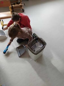 Listopad- „Kicia kocia sprząta”. Wspólne sprzątanie sali. Na zdjęciach Mikołaj z grupy p. Basi sprząta stół po skończonej zabawie (14), przedszkolaki z grupy p. Ani i p. Agnieszki porządkujące salę po zajęciach plastycznych.