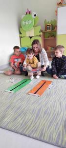 "Kicia Kocia w przedszkolu”. Przedszkolaki realizują zadanie wrześniowe- wprowadzenie i omówienie planu dnia w przedszkolu. Na zdjęciach P. Marta Mierzwa ze swoją grupą oraz p. Basia Potocka z wychowankiem.