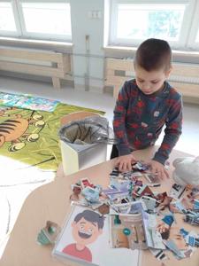 Listopad- „Kicia kocia sprząta”. Wspólne sprzątanie sali. Na zdjęciach Mikołaj z grupy p. Basi sprząta stół po skończonej zabawie (14), przedszkolaki z grupy p. Ani i p. Agnieszki porządkujące salę po zajęciach plastycznych.