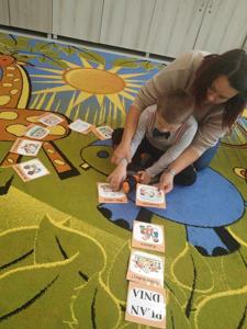 "Kicia Kocia w przedszkolu”. Przedszkolaki realizują zadanie wrześniowe- wprowadzenie i omówienie planu dnia w przedszkolu. Na zdjęciach P. Marta Mierzwa ze swoją grupą oraz p. Basia Potocka z wychowankiem.