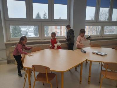 Listopad- „Kicia kocia sprząta”. Wspólne sprzątanie sali. Na zdjęciach Mikołaj z grupy p. Basi sprząta stół po skończonej zabawie (14), przedszkolaki z grupy p. Ani i p. Agnieszki porządkujące salę po zajęciach plastycznych.