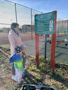 Zadanie z października- „Kicia Kocia na placu zabaw”. Zapoznanie dzieci z regulaminem placu zabaw, wspólna zabawa przedszkolaków- na zdjęciu p. Natalia Duda ze swoją grupą oraz przedszkolaki z grupy p. Marty Mierzwy i Ani Bednarz.