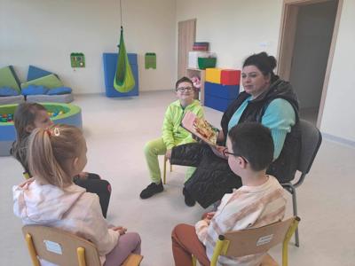 Mama Jasia zadaje dzieciom pytania do przeczytania bajki. 