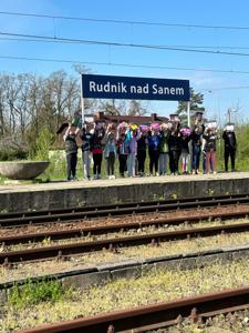 Uczniowie na stacji PKP w Rudniku nad Sanem trzymają w górze swoje wagony.  7